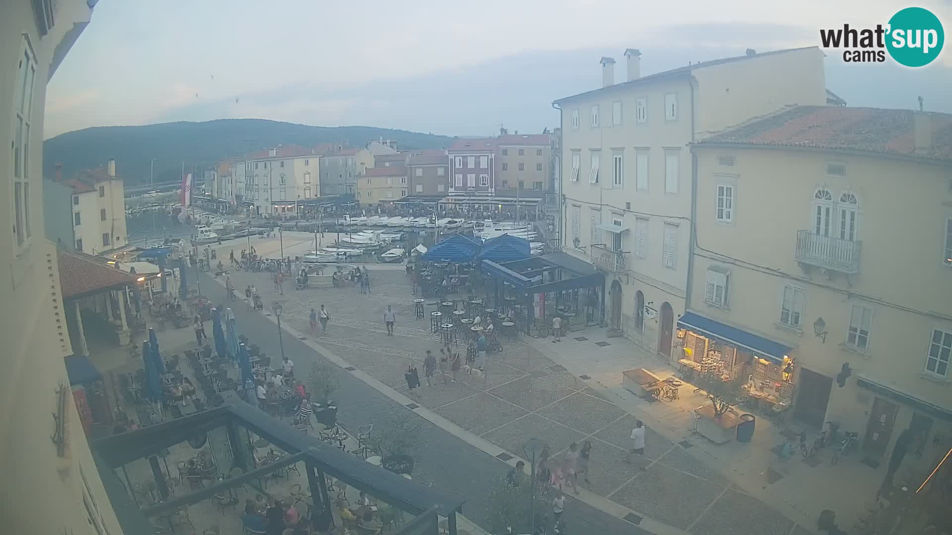 Cámara en vivo ciudad de Cres – plaza principal y “mandrač” – isla de Cres – Croacia