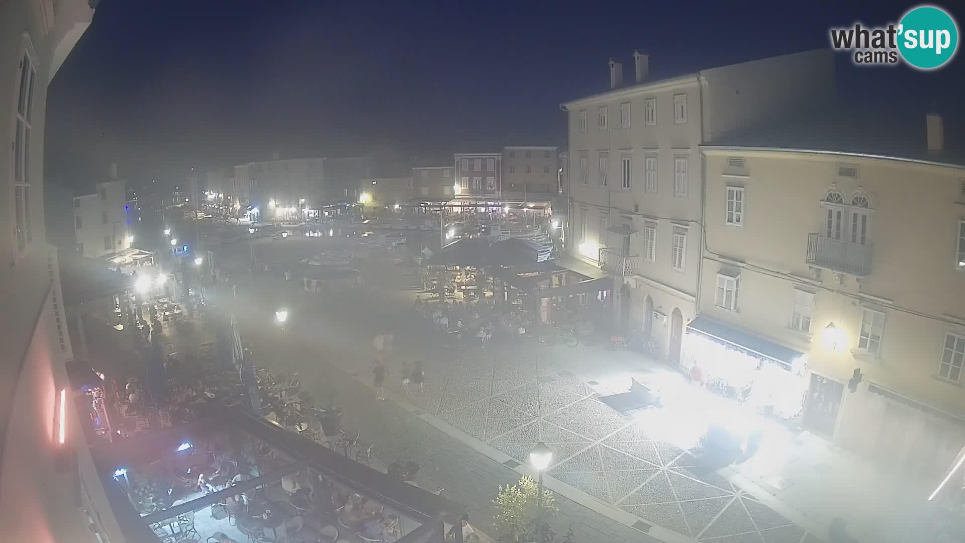 V ŽIVO spletna kamera Cres mesto – glavni trg in “mandrač” – otok Cres – Hrvaška