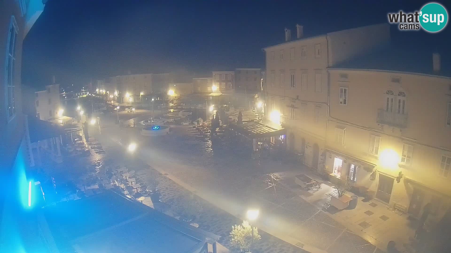Web kamera Grad Cres – glavni trg i “mandrač” – otok Cres