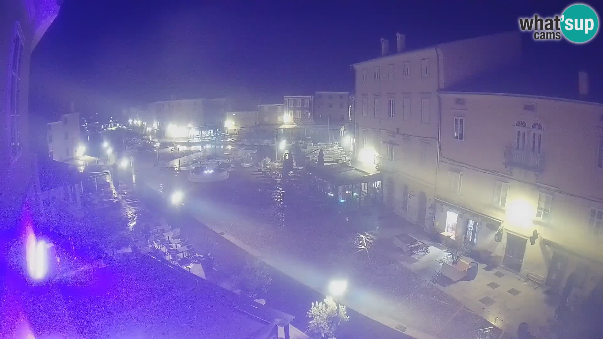 V ŽIVO spletna kamera Cres mesto – glavni trg in “mandrač” – otok Cres – Hrvaška