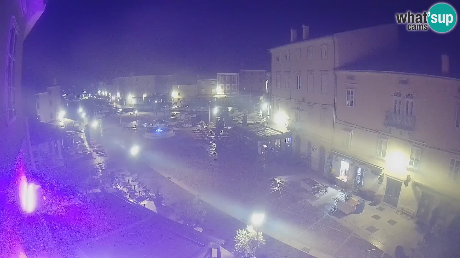Web kamera Grad Cres – glavni trg i “mandrač” – otok Cres