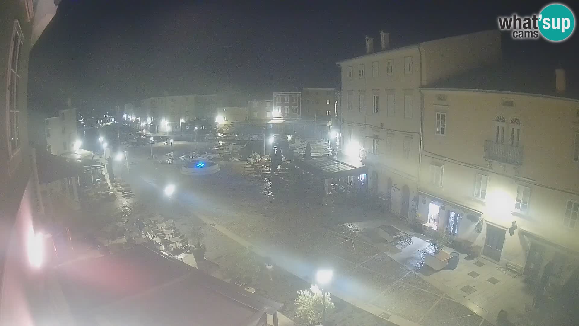 Web kamera Grad Cres – glavni trg i “mandrač” – otok Cres