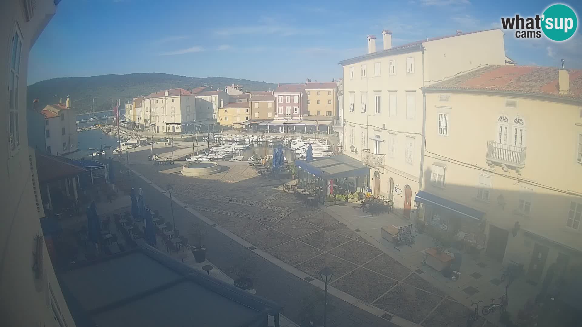 LIVE cam Cres city – place principale et “mandrač” – île de Cres – Croatie