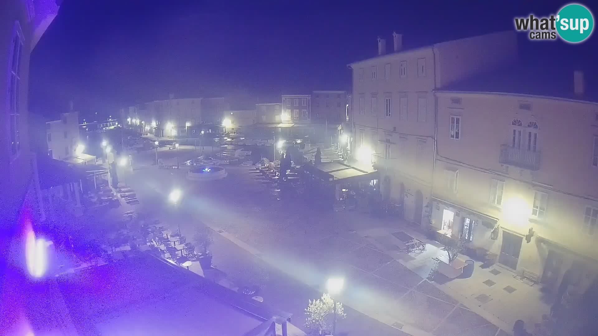 Web kamera Grad Cres – glavni trg i “mandrač” – otok Cres