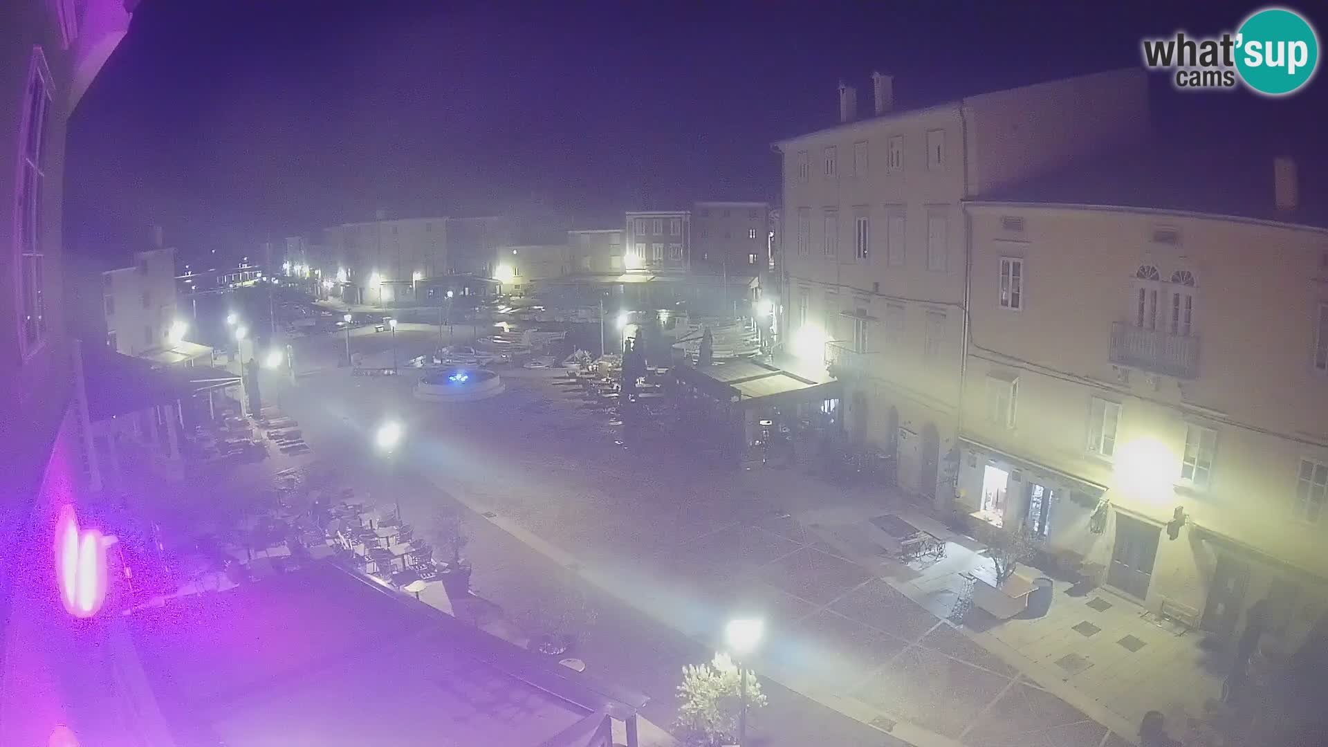 Web kamera Grad Cres – glavni trg i “mandrač” – otok Cres