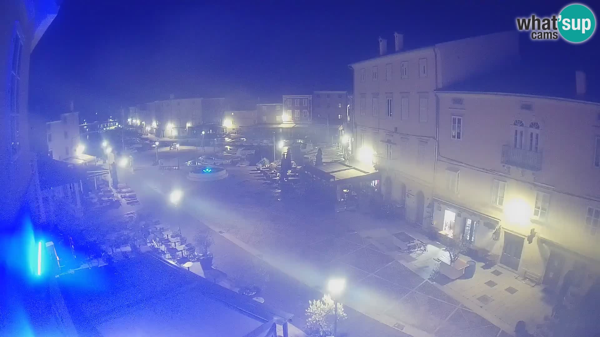 Web kamera Grad Cres – glavni trg i “mandrač” – otok Cres