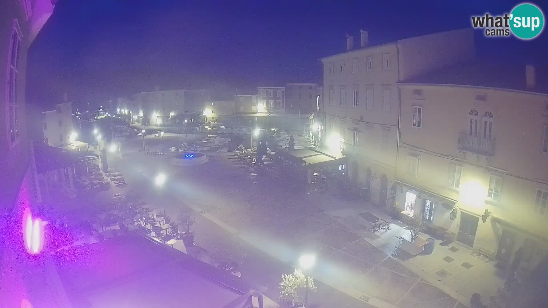 Web kamera Grad Cres – glavni trg i “mandrač” – otok Cres