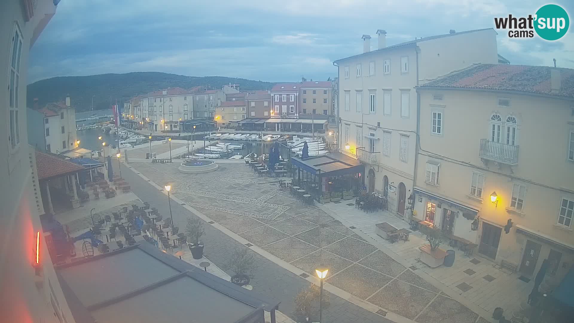 Cámara en vivo ciudad de Cres – plaza principal y “mandrač” – isla de Cres – Croacia