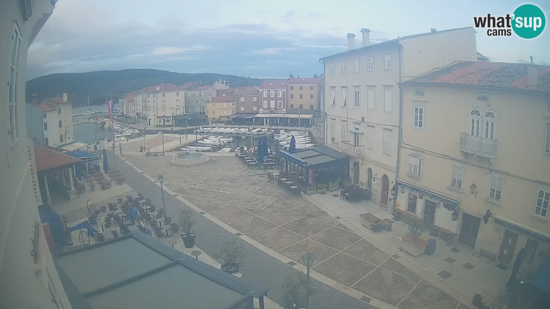 LIVE cam Cres city – place principale et “mandrač” – île de Cres – Croatie