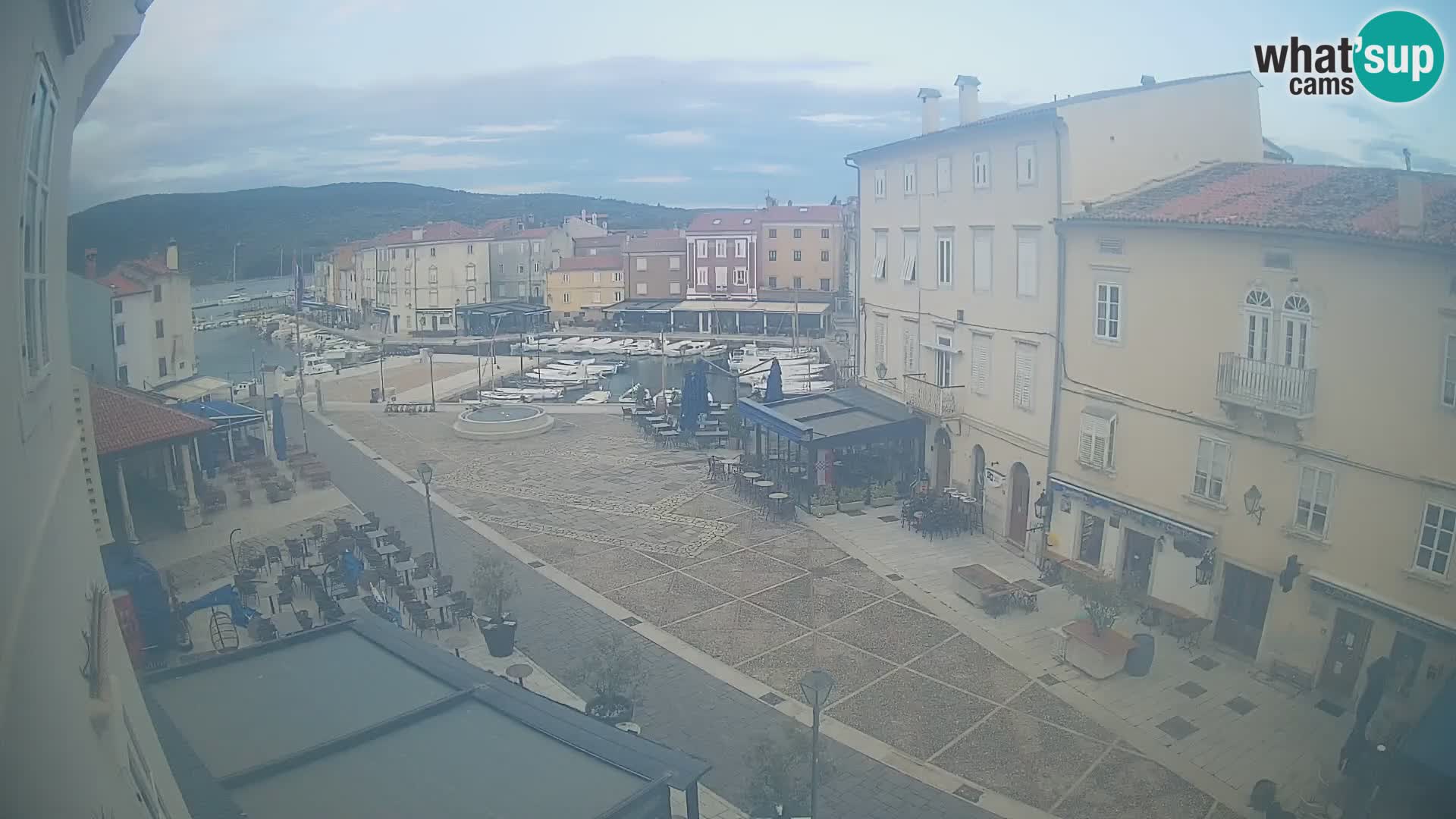 Web kamera Grad Cres – glavni trg i “mandrač” – otok Cres