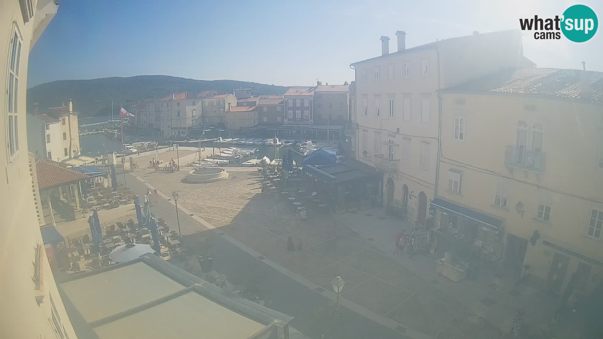 Web kamera Grad Cres – glavni trg i “mandrač” – otok Cres