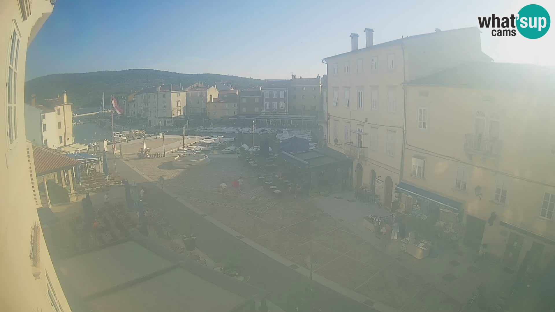 Web kamera Grad Cres – glavni trg i “mandrač” – otok Cres
