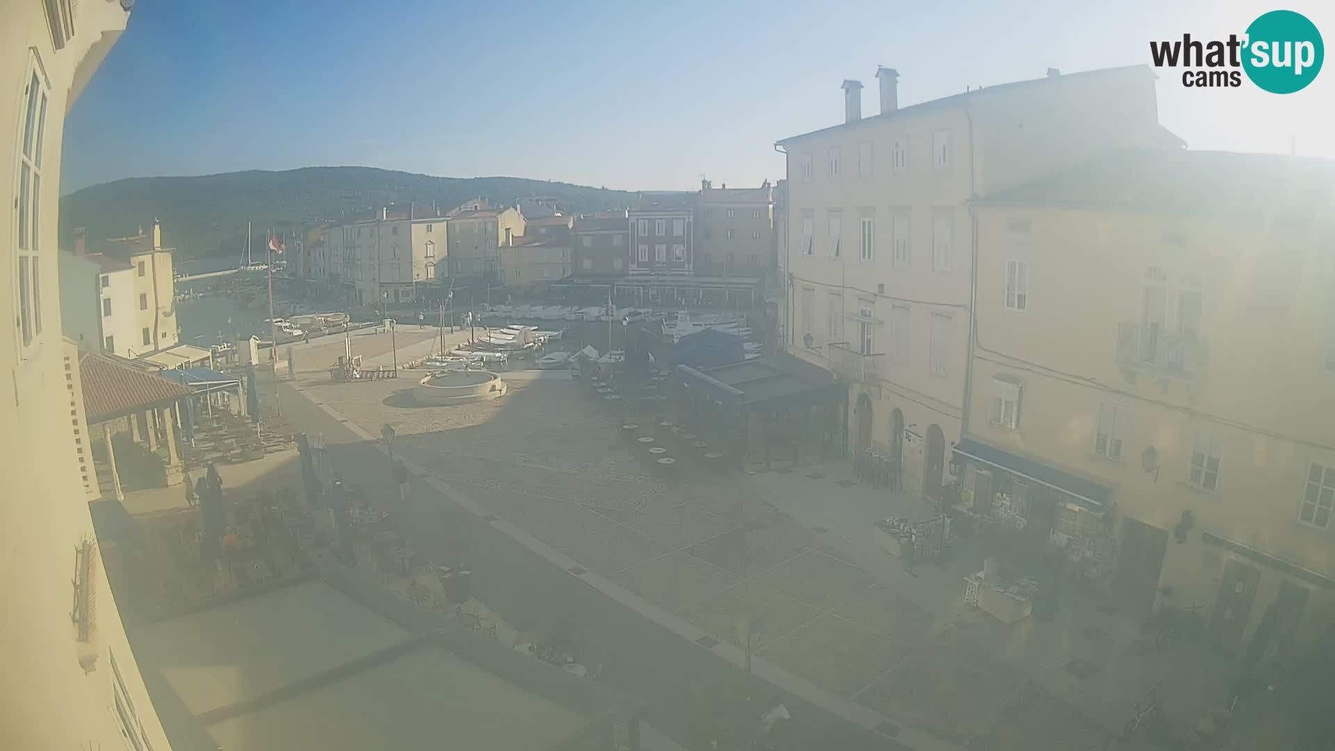 Web kamera Grad Cres – glavni trg i “mandrač” – otok Cres