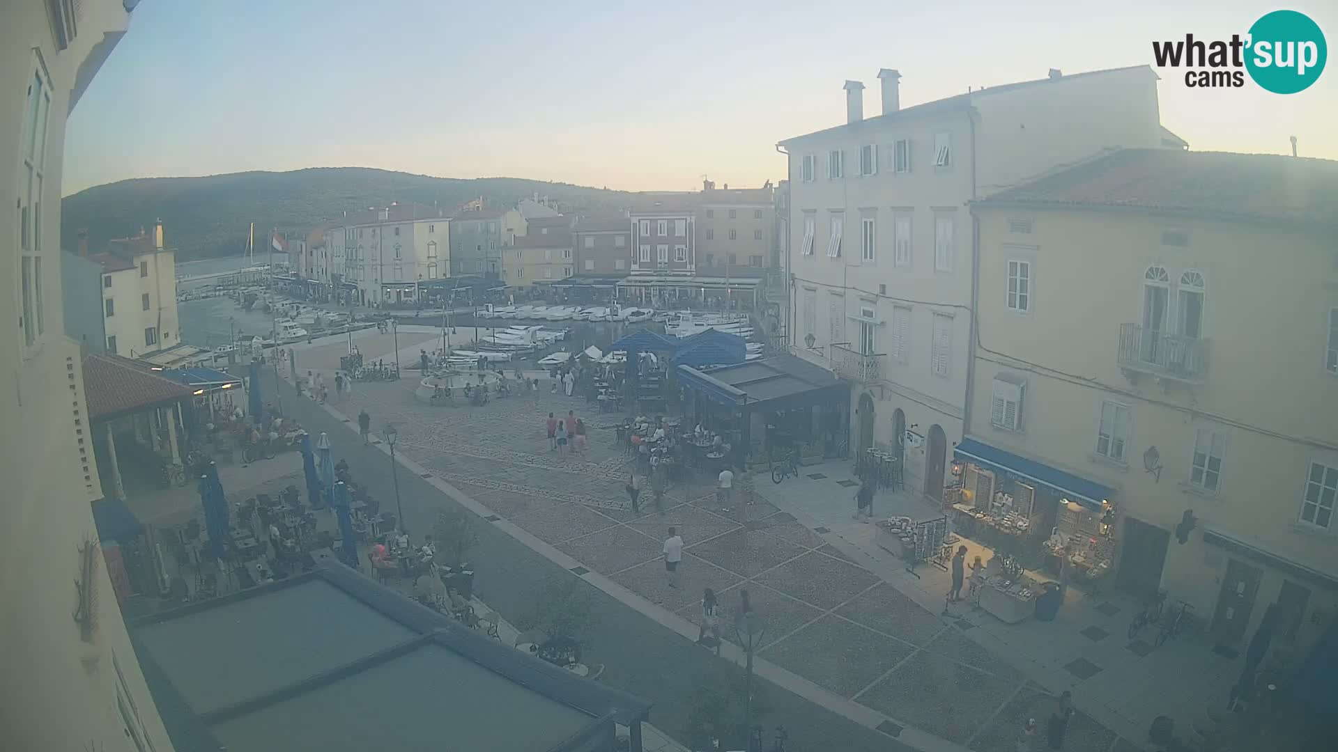 Web kamera Grad Cres – glavni trg i “mandrač” – otok Cres