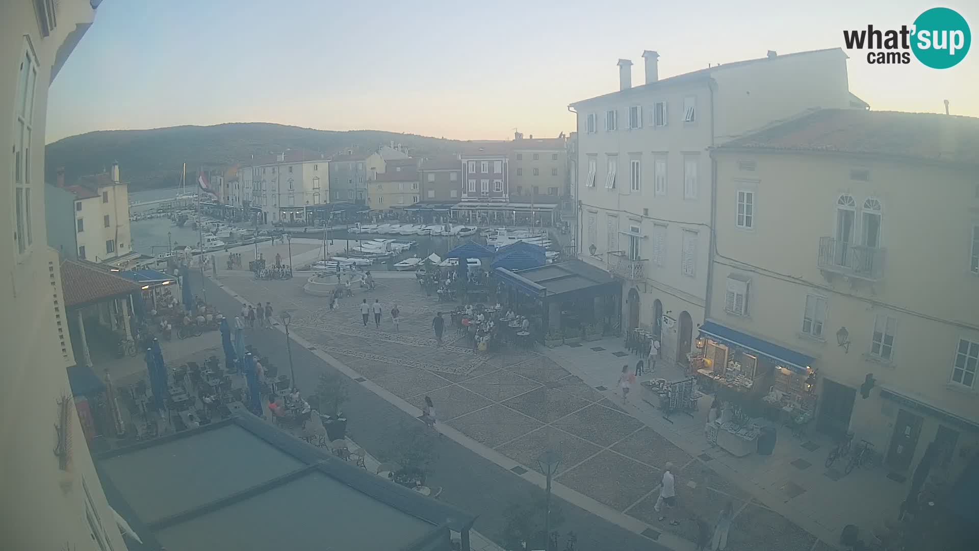 Web kamera Grad Cres – glavni trg i “mandrač” – otok Cres