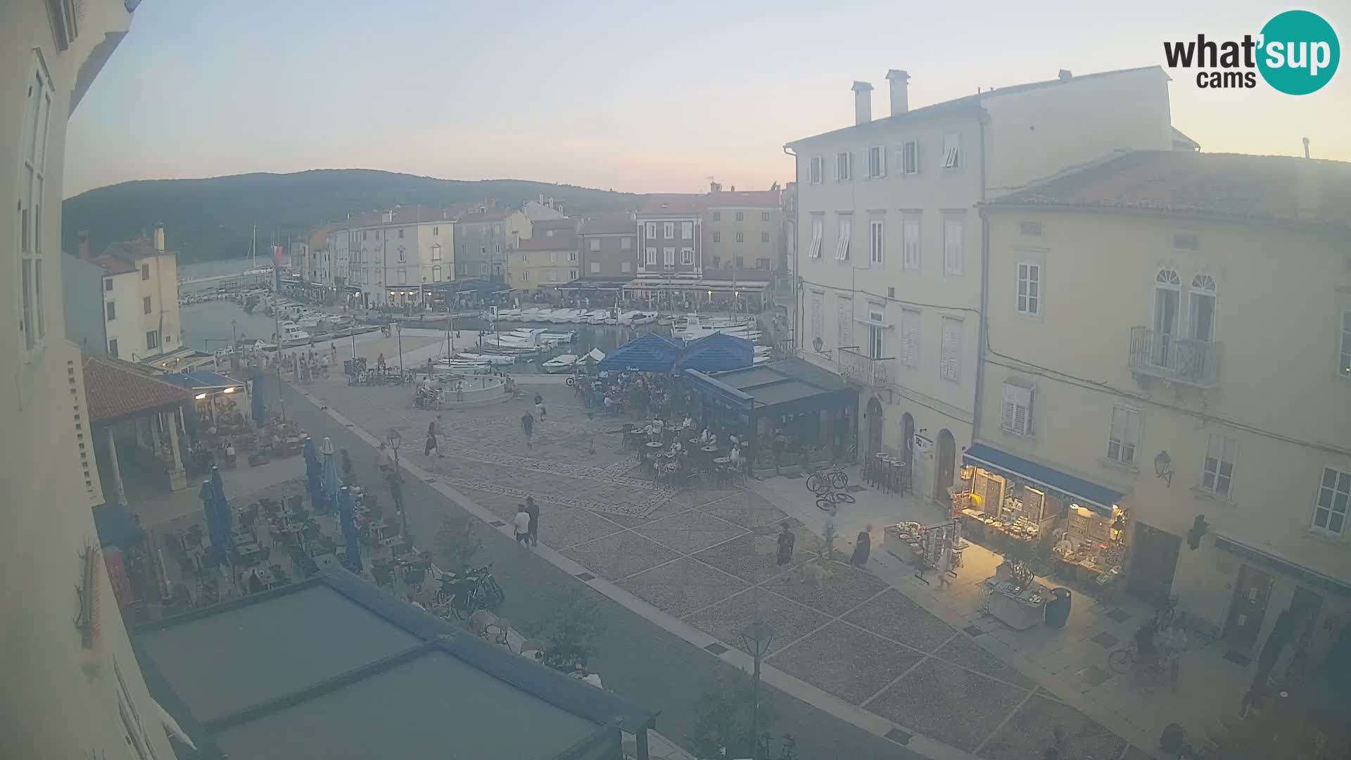 V ŽIVO spletna kamera Cres mesto – glavni trg in “mandrač” – otok Cres – Hrvaška