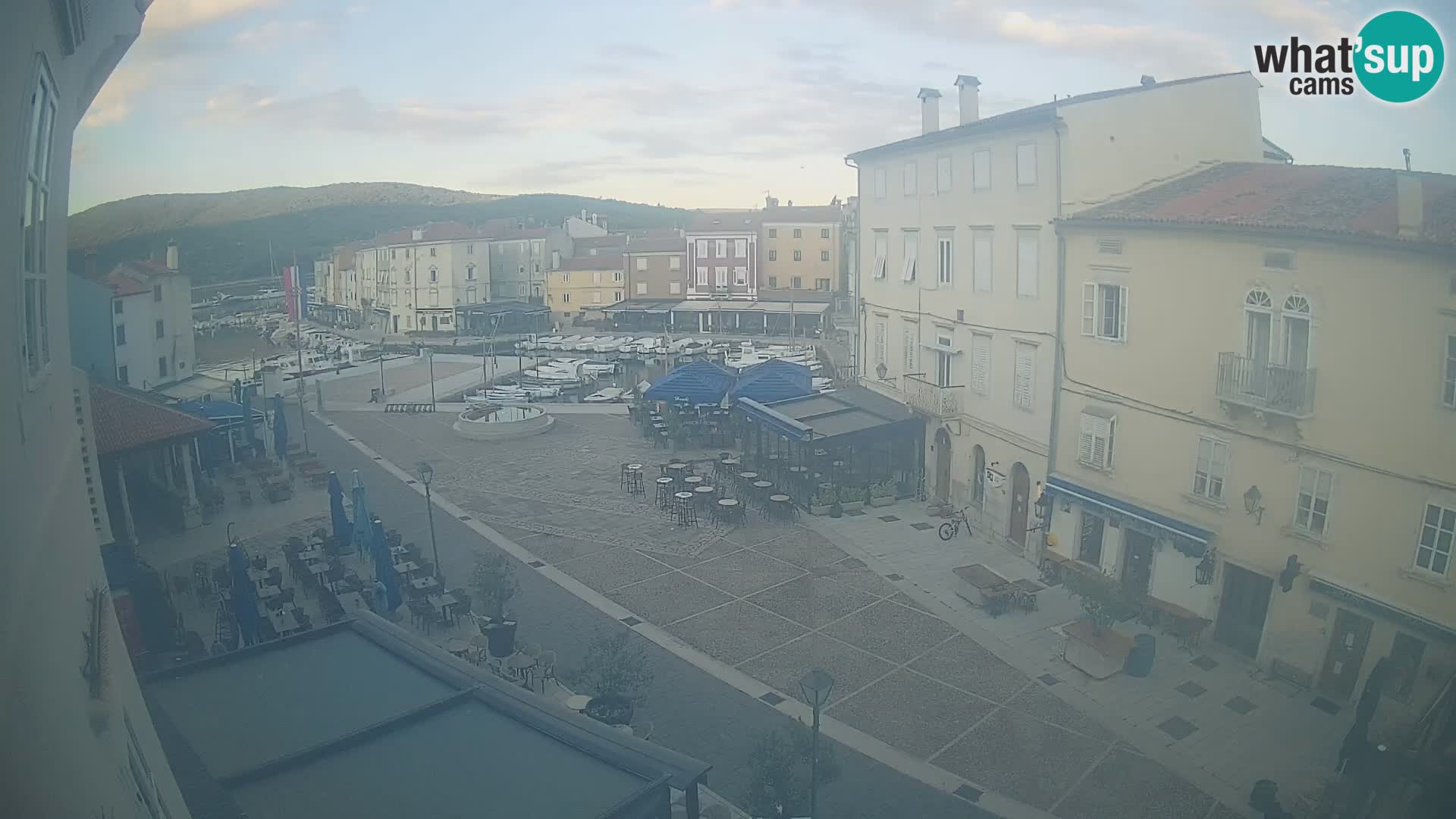 Cámara en vivo ciudad de Cres – plaza principal y “mandrač” – isla de Cres – Croacia