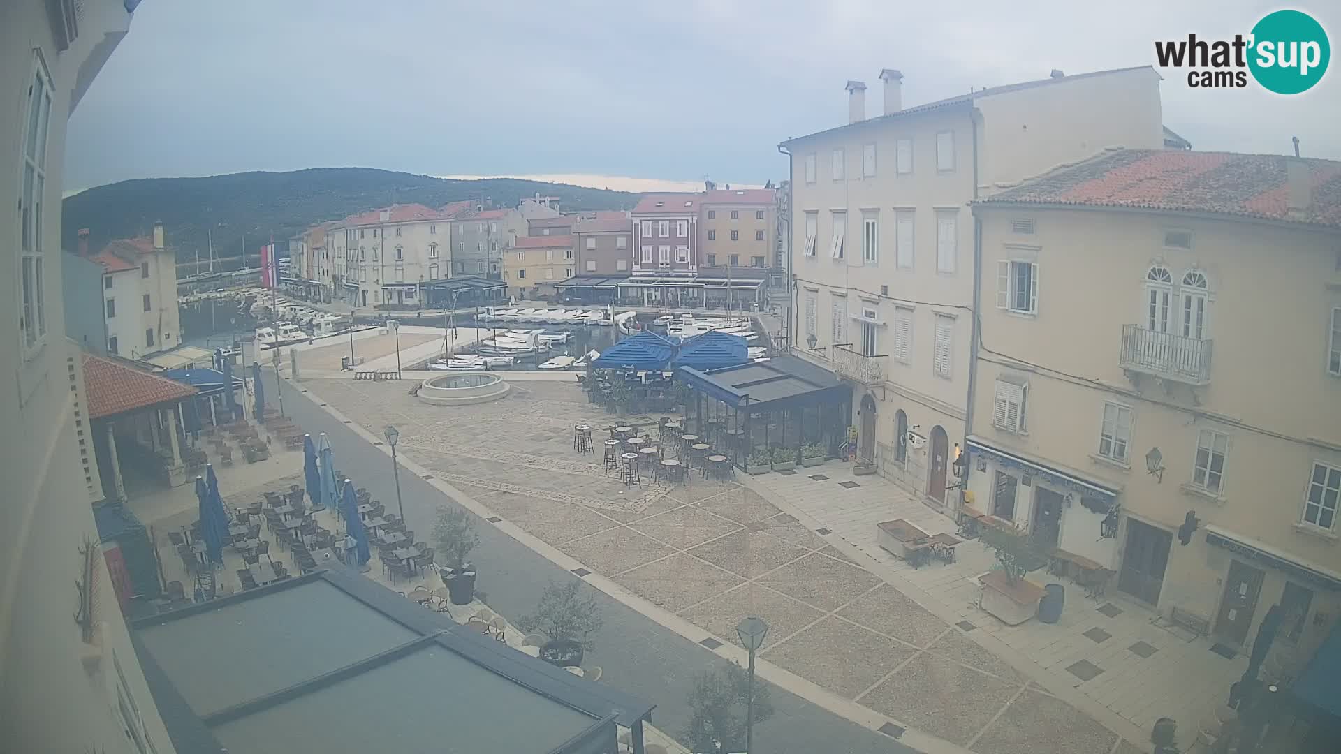 Cámara en vivo ciudad de Cres – plaza principal y “mandrač” – isla de Cres – Croacia