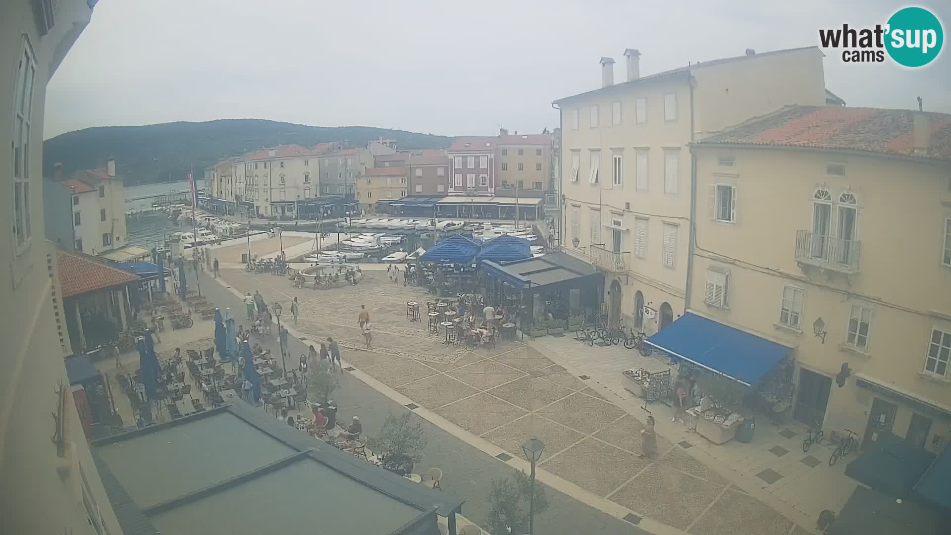 Web kamera Grad Cres – glavni trg i “mandrač” – otok Cres