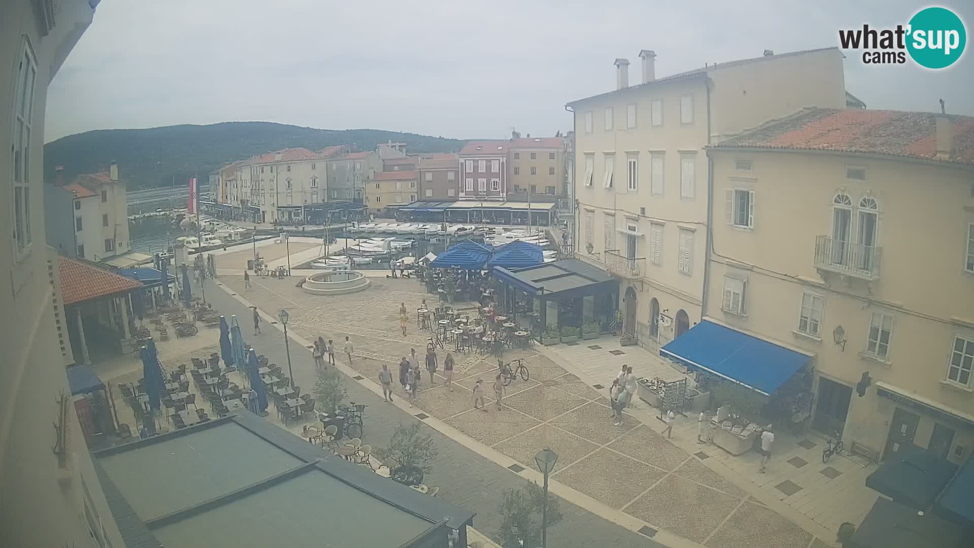 Web kamera Grad Cres – glavni trg i “mandrač” – otok Cres