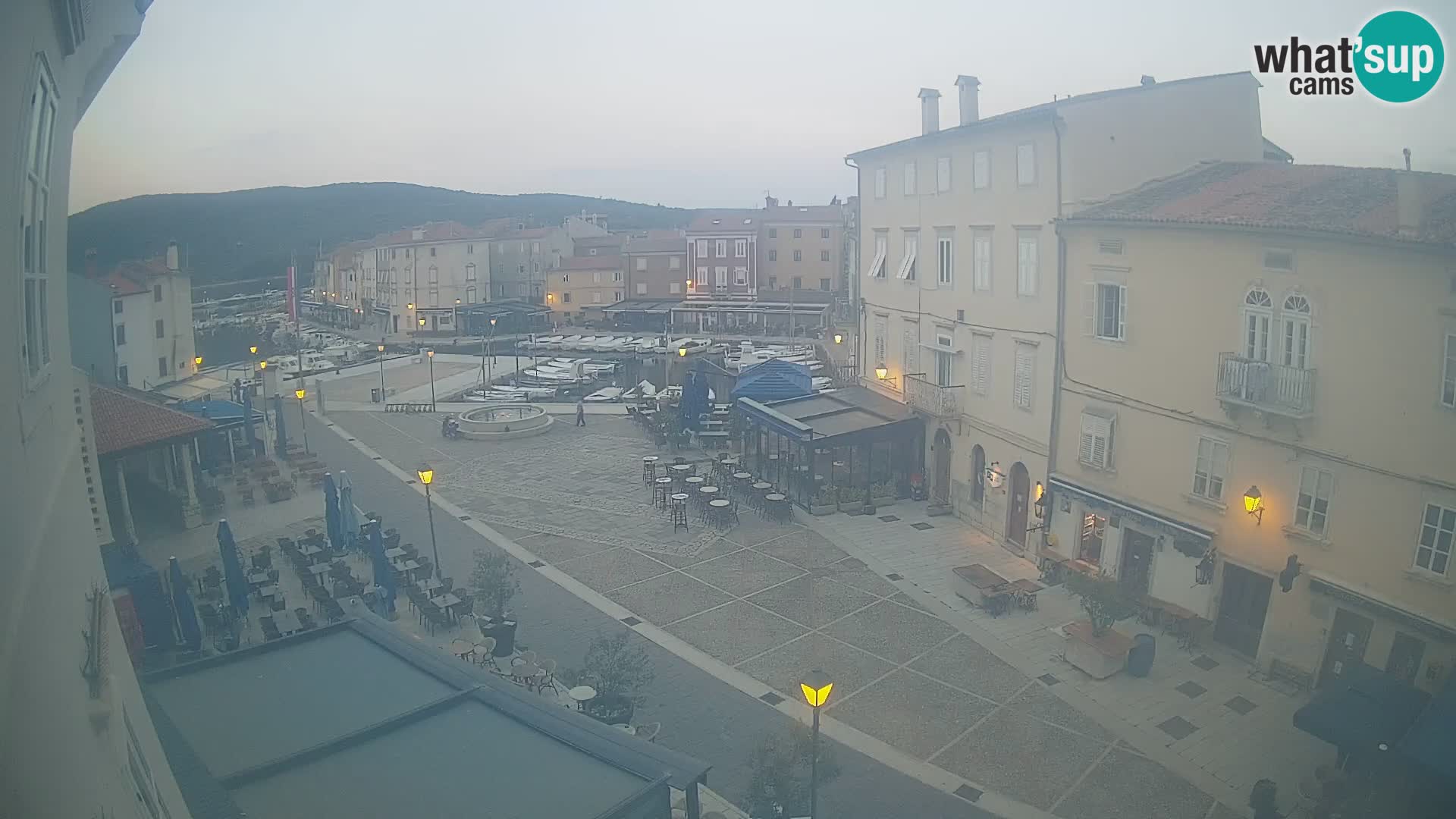 Cámara en vivo ciudad de Cres – plaza principal y “mandrač” – isla de Cres – Croacia