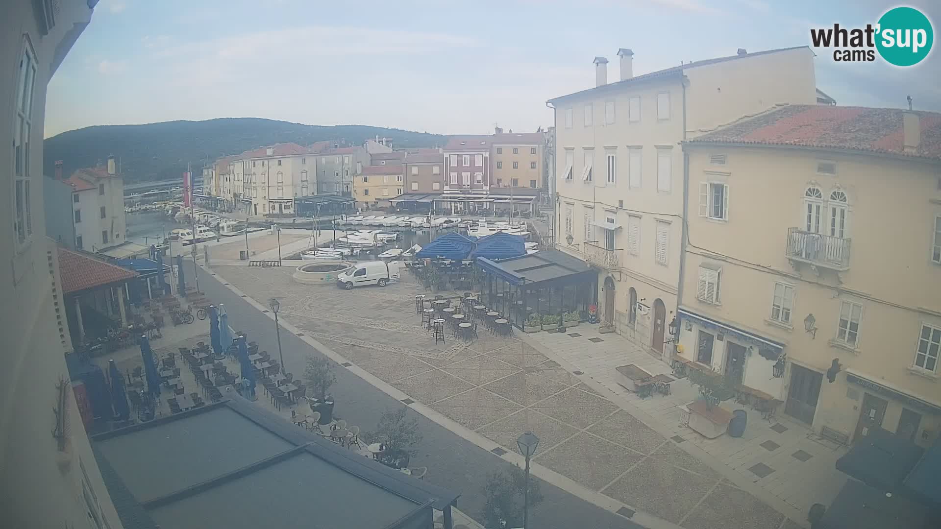 V ŽIVO spletna kamera Cres mesto – glavni trg in “mandrač” – otok Cres – Hrvaška