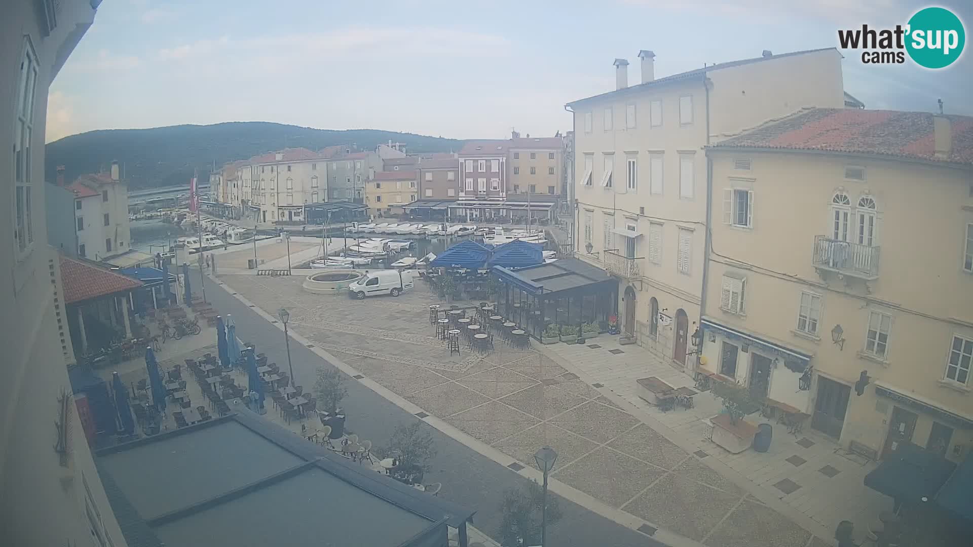 Web kamera Grad Cres – glavni trg i “mandrač” – otok Cres