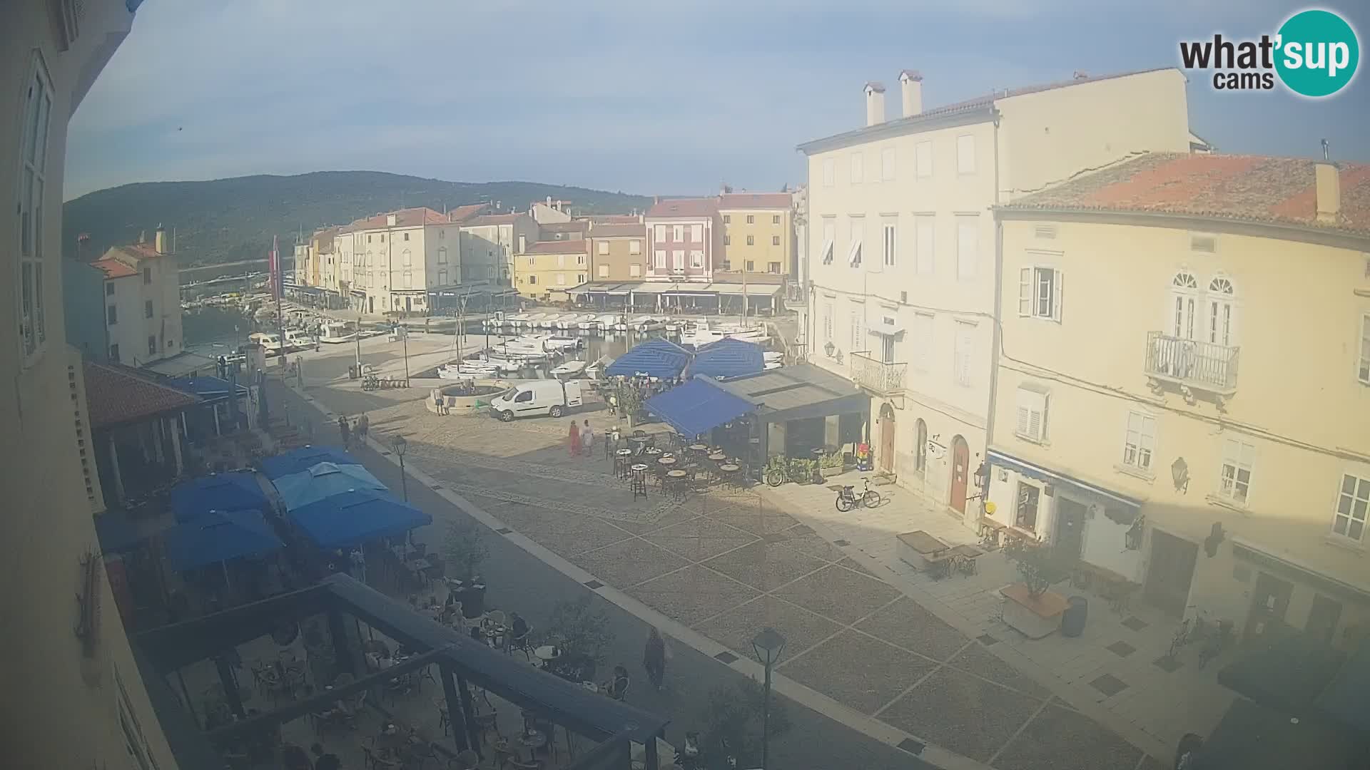 V ŽIVO spletna kamera Cres mesto – glavni trg in “mandrač” – otok Cres – Hrvaška