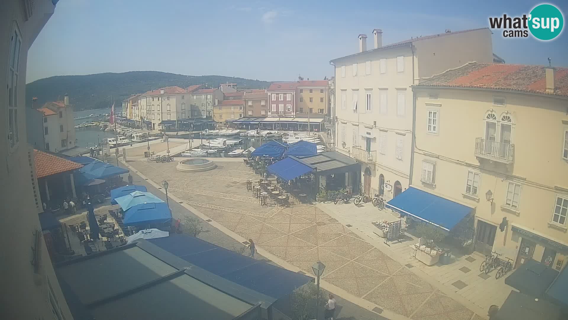 Web kamera Grad Cres – glavni trg i “mandrač” – otok Cres