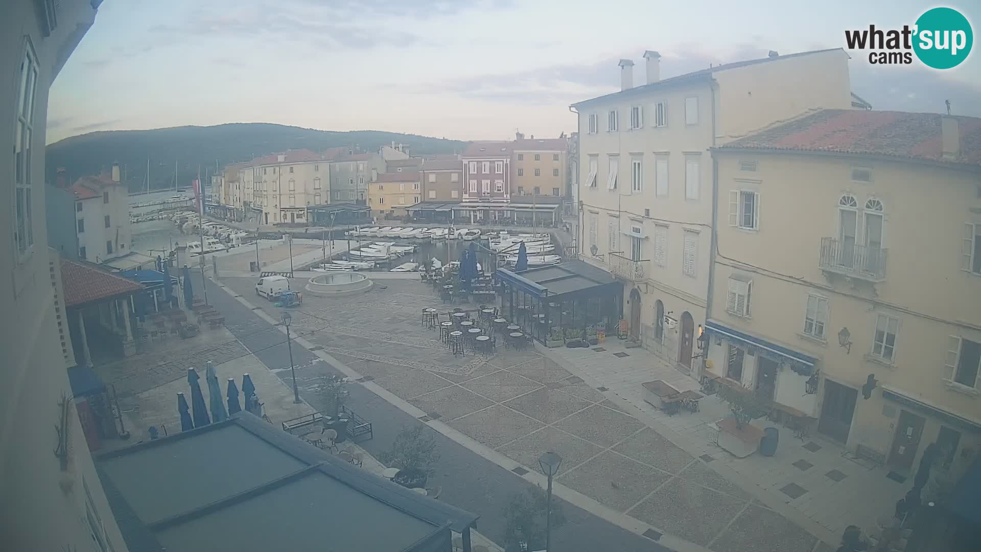 Web kamera Grad Cres – glavni trg i “mandrač” – otok Cres