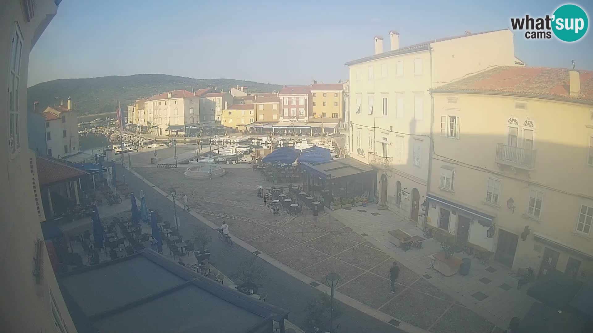 Web kamera Grad Cres – glavni trg i “mandrač” – otok Cres