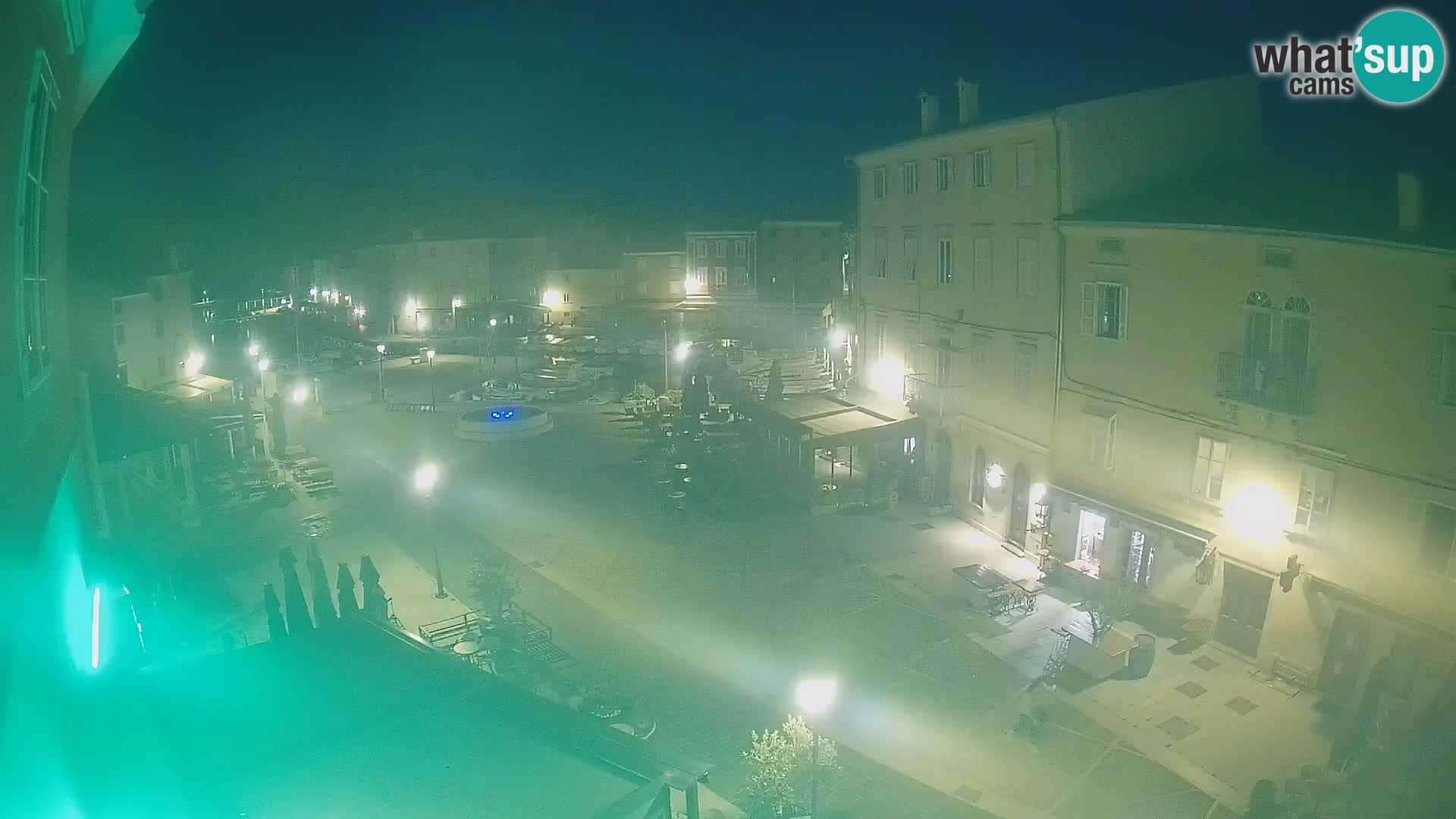 Web kamera Grad Cres – glavni trg i “mandrač” – otok Cres