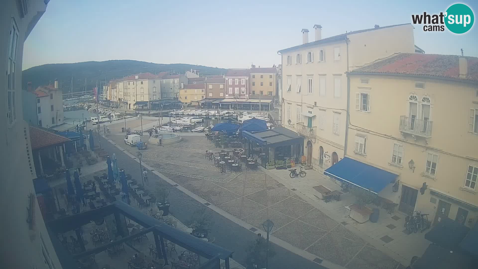 Web kamera Grad Cres – glavni trg i “mandrač” – otok Cres