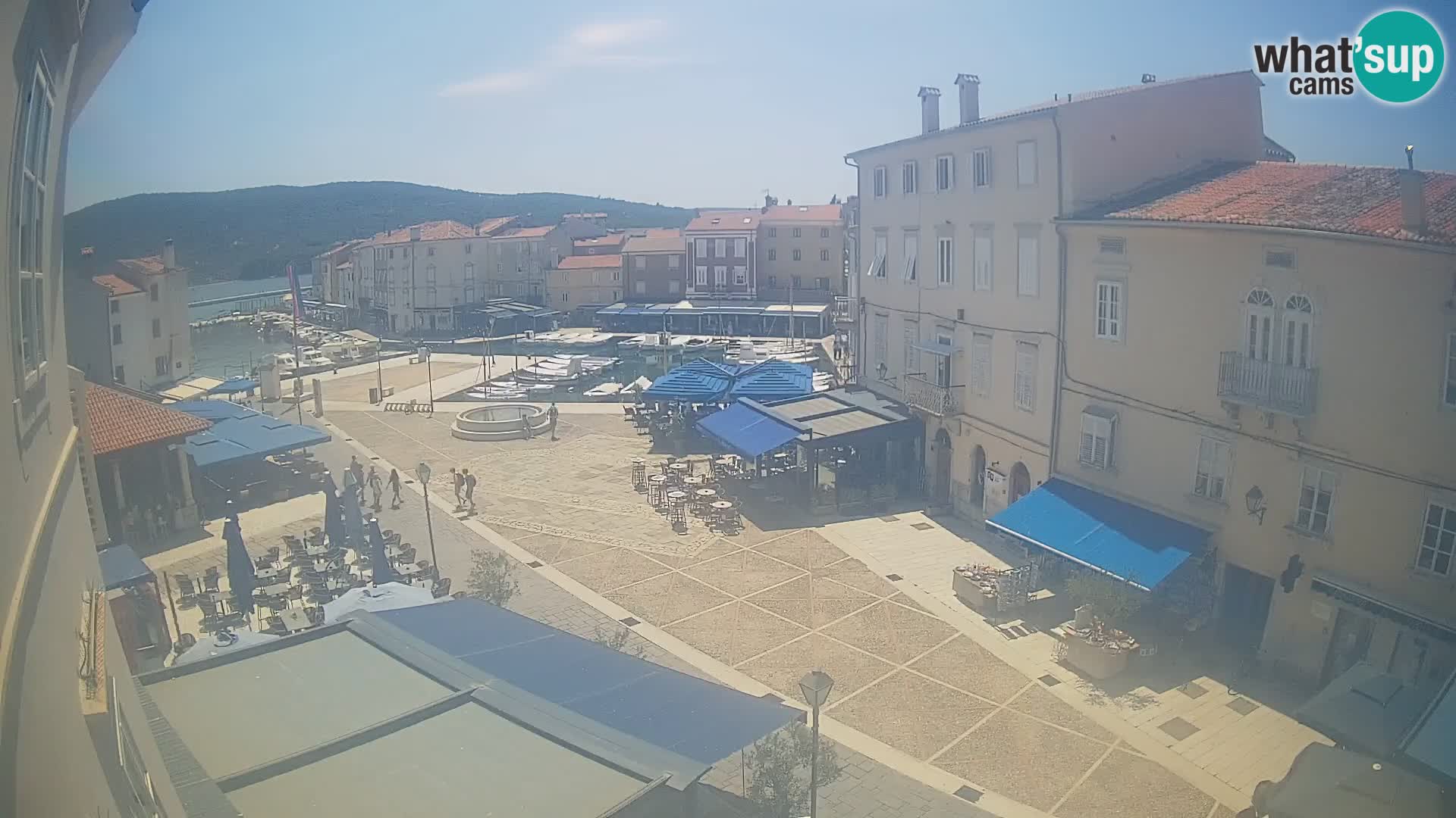 Web kamera Grad Cres – glavni trg i “mandrač” – otok Cres