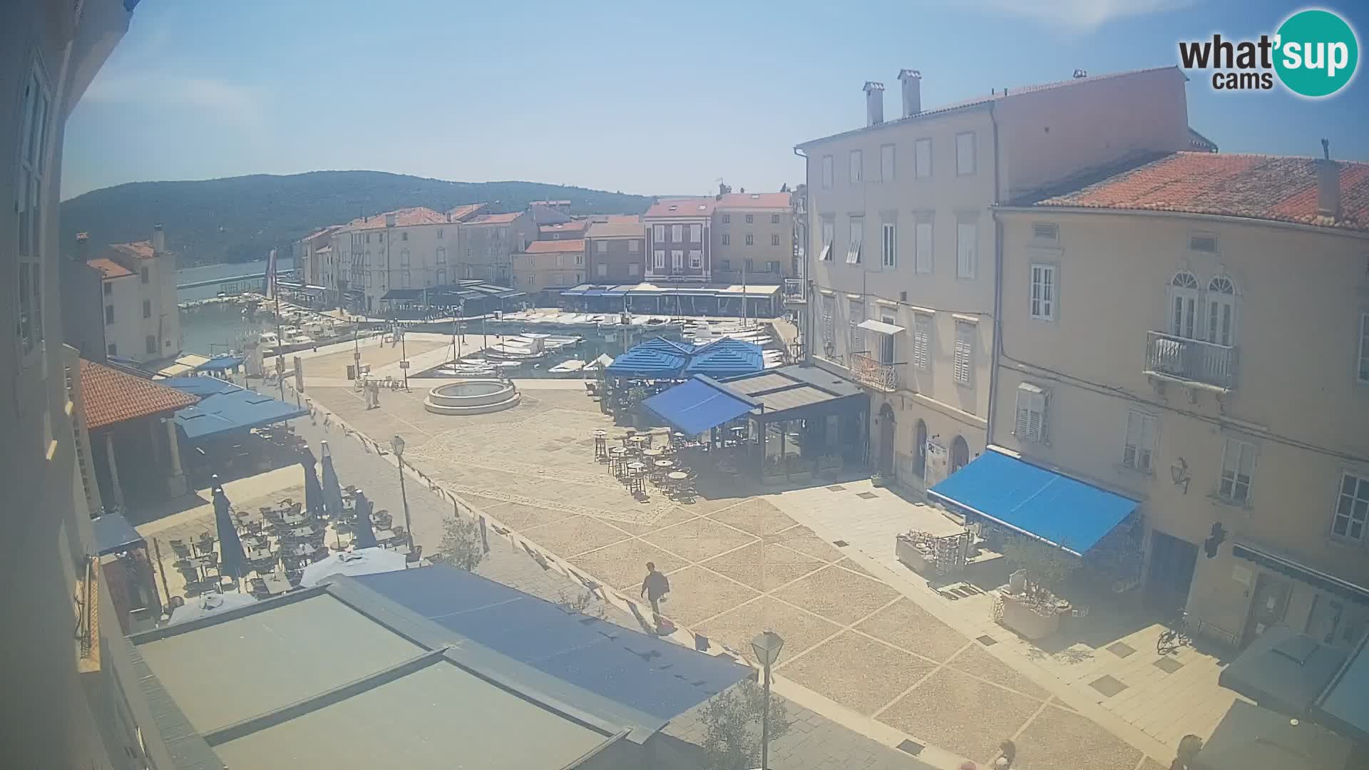 Web kamera Grad Cres – glavni trg i “mandrač” – otok Cres