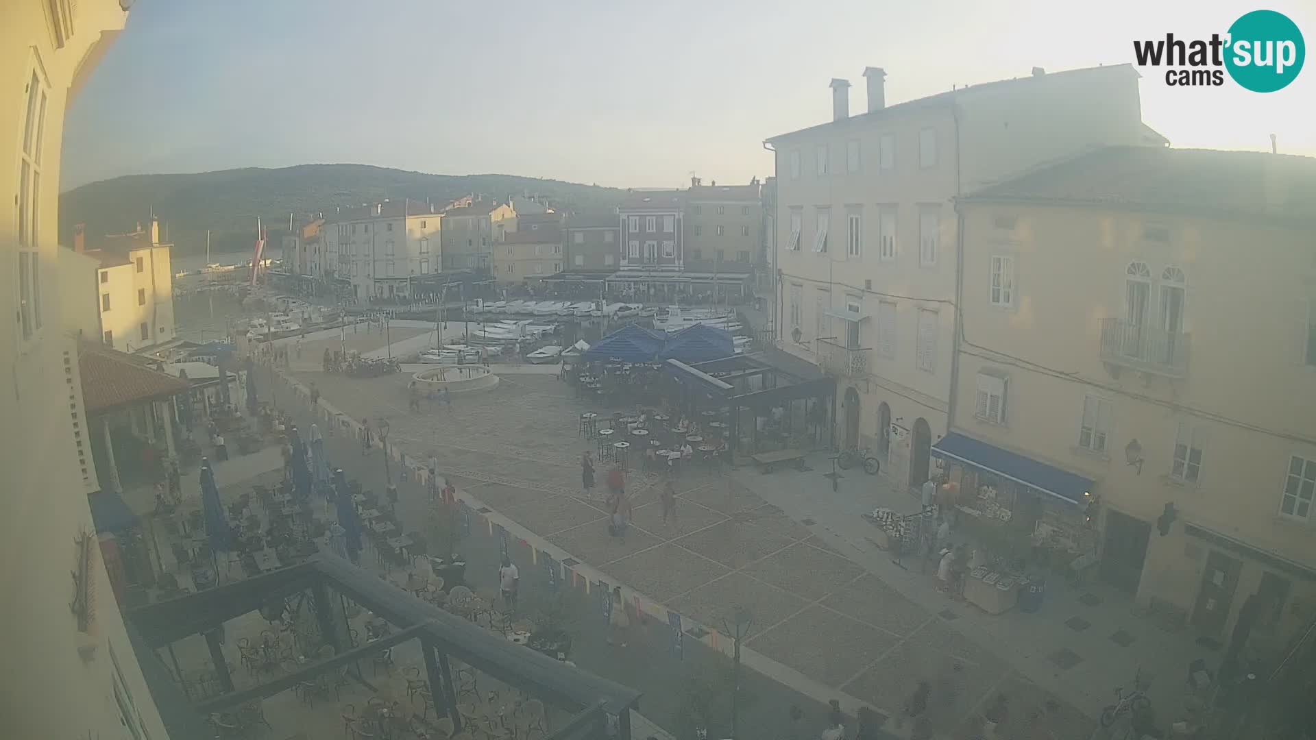 Cámara en vivo ciudad de Cres – plaza principal y “mandrač” – isla de Cres – Croacia
