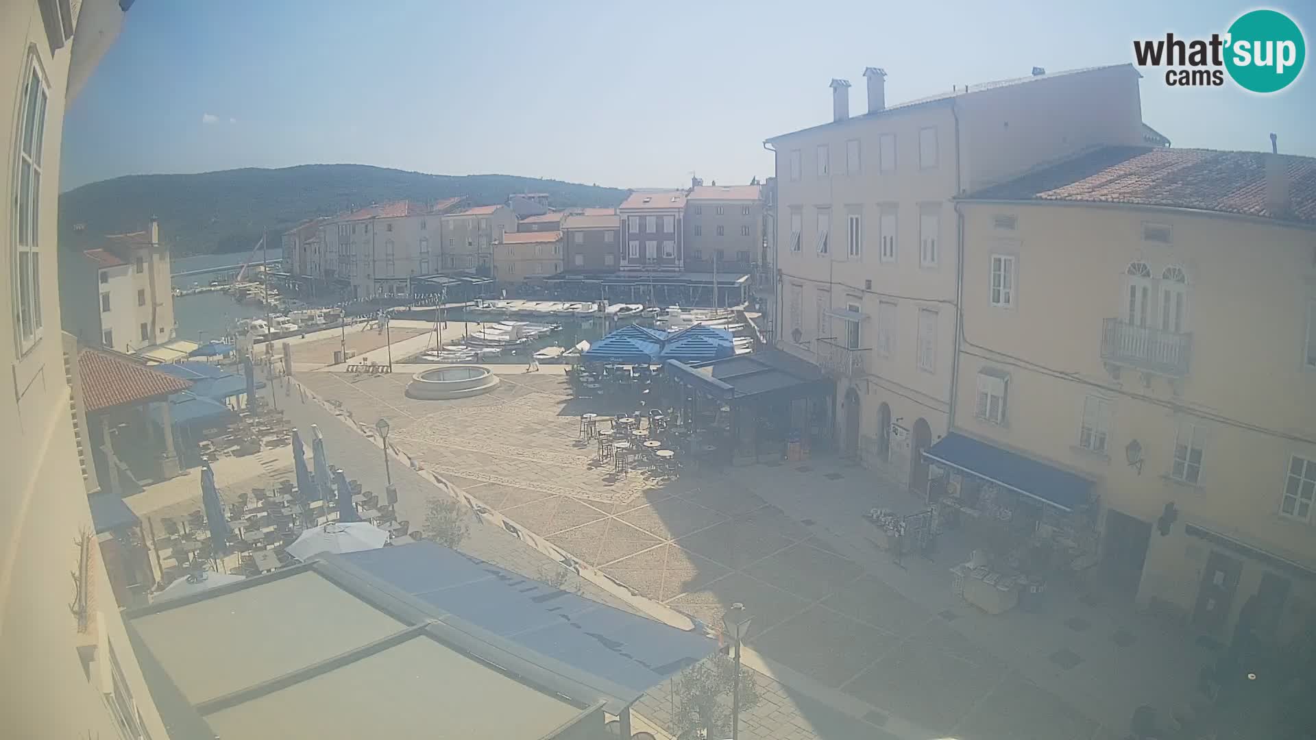 V ŽIVO spletna kamera Cres mesto – glavni trg in “mandrač” – otok Cres – Hrvaška