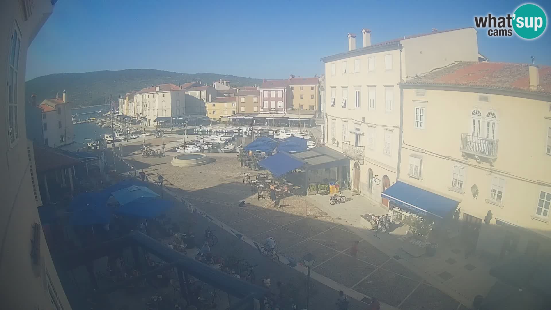 Web kamera Grad Cres – glavni trg i “mandrač” – otok Cres