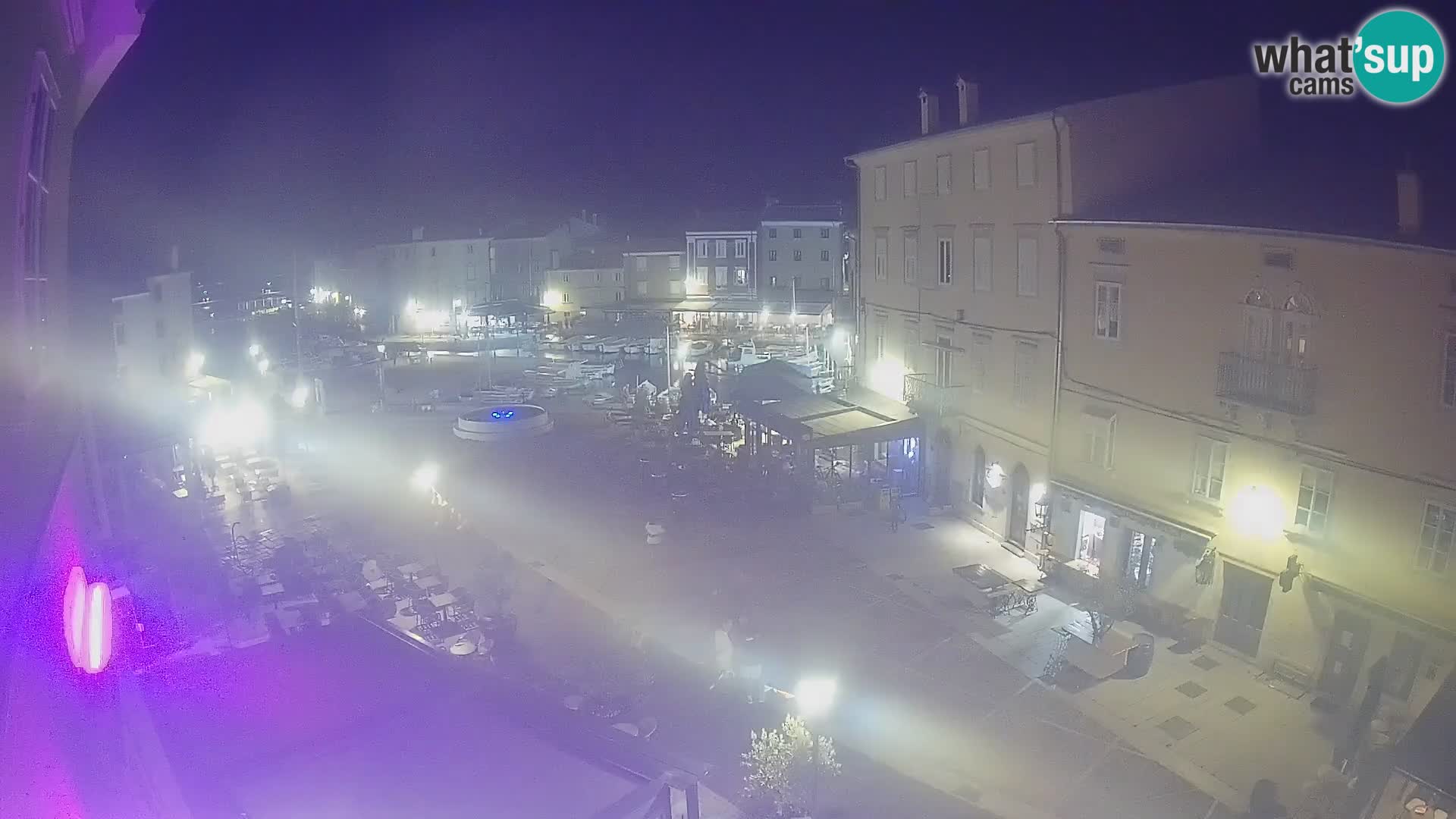 V ŽIVO spletna kamera Cres mesto – glavni trg in “mandrač” – otok Cres – Hrvaška