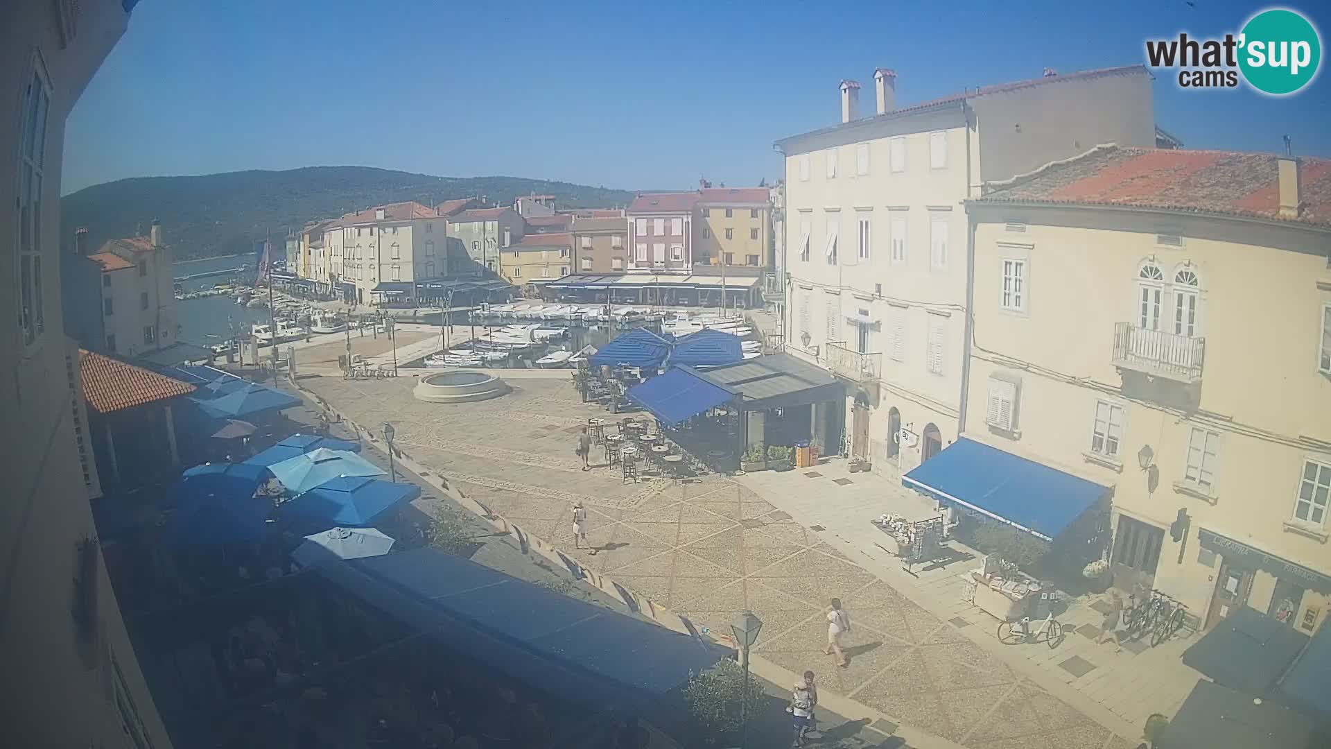 Web kamera Grad Cres – glavni trg i “mandrač” – otok Cres