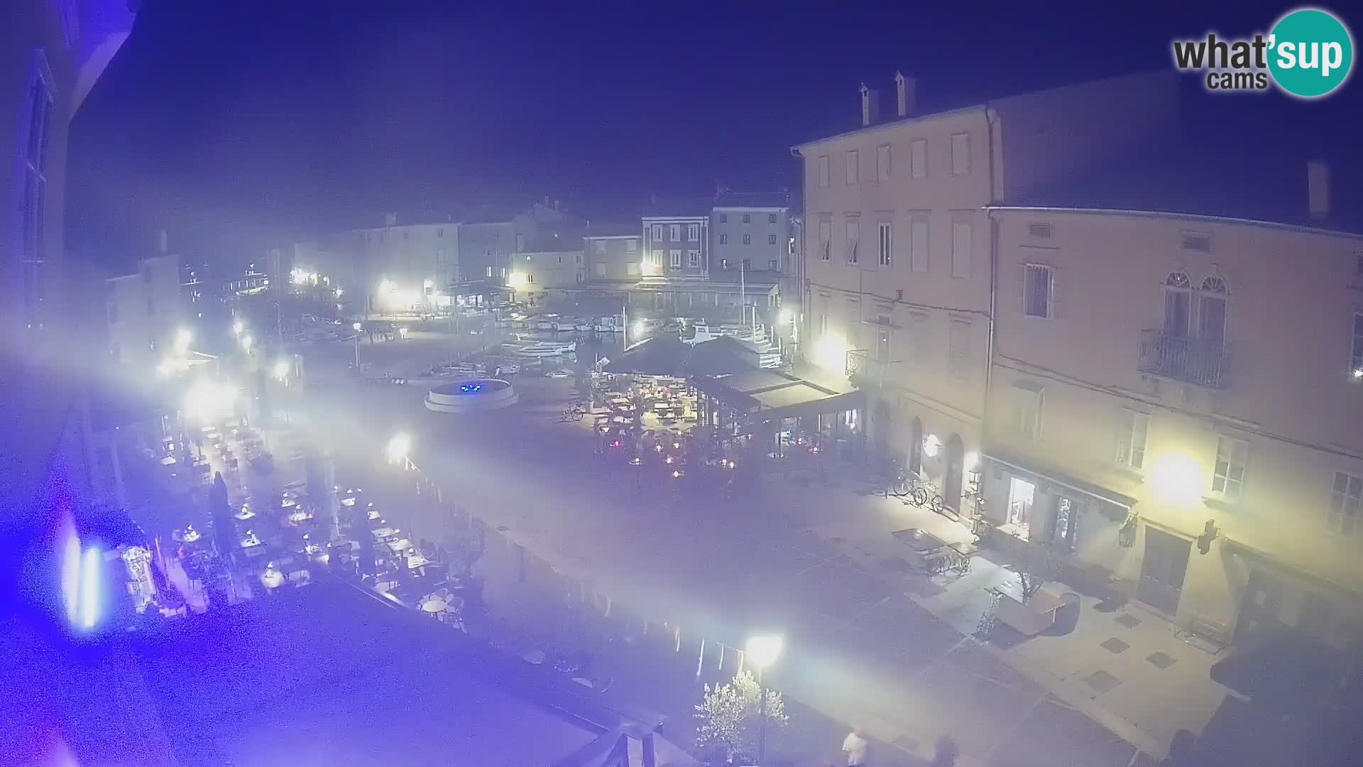 V ŽIVO spletna kamera Cres mesto – glavni trg in “mandrač” – otok Cres – Hrvaška