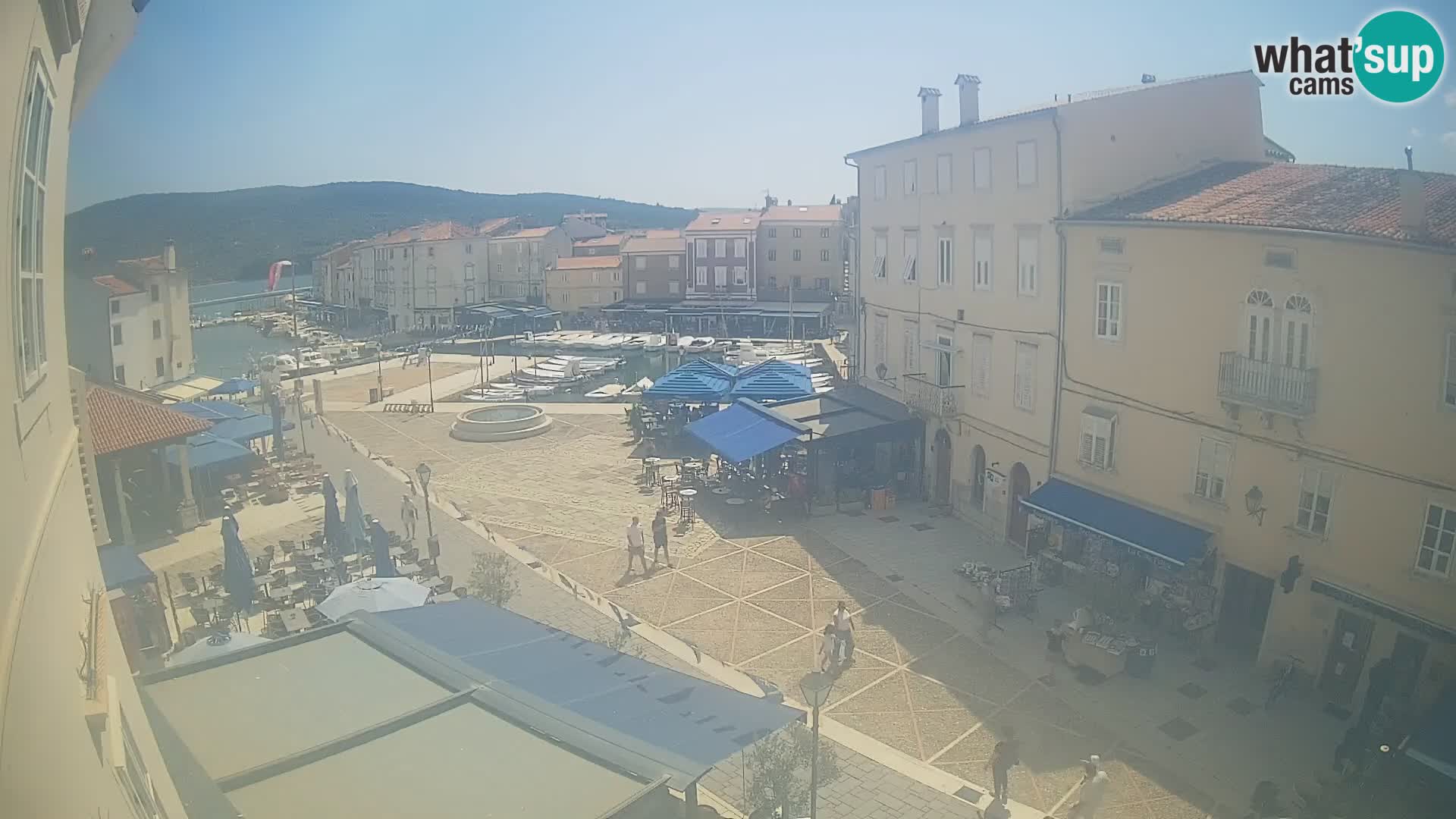Web kamera Grad Cres – glavni trg i “mandrač” – otok Cres
