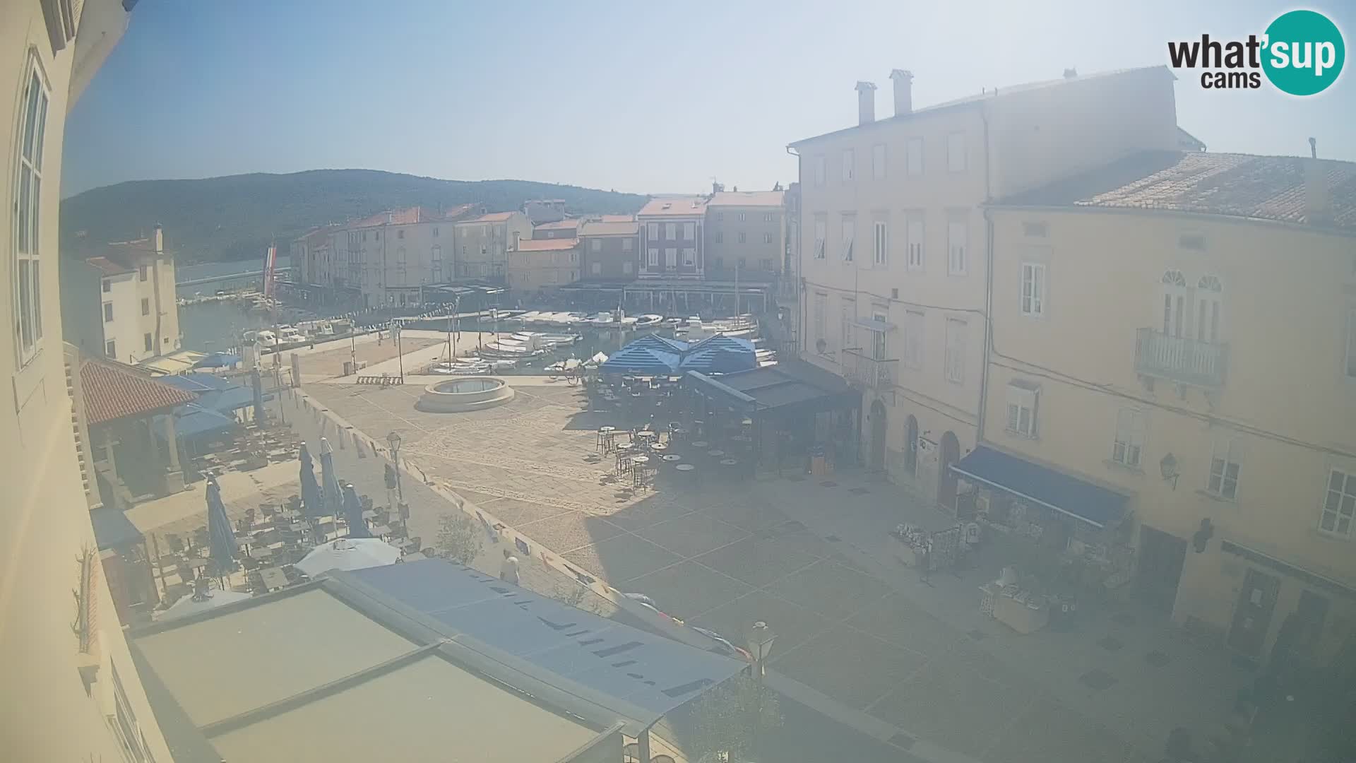 Web kamera Grad Cres – glavni trg i “mandrač” – otok Cres