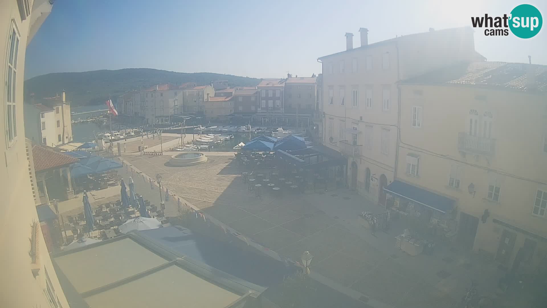 Web kamera Grad Cres – glavni trg i “mandrač” – otok Cres