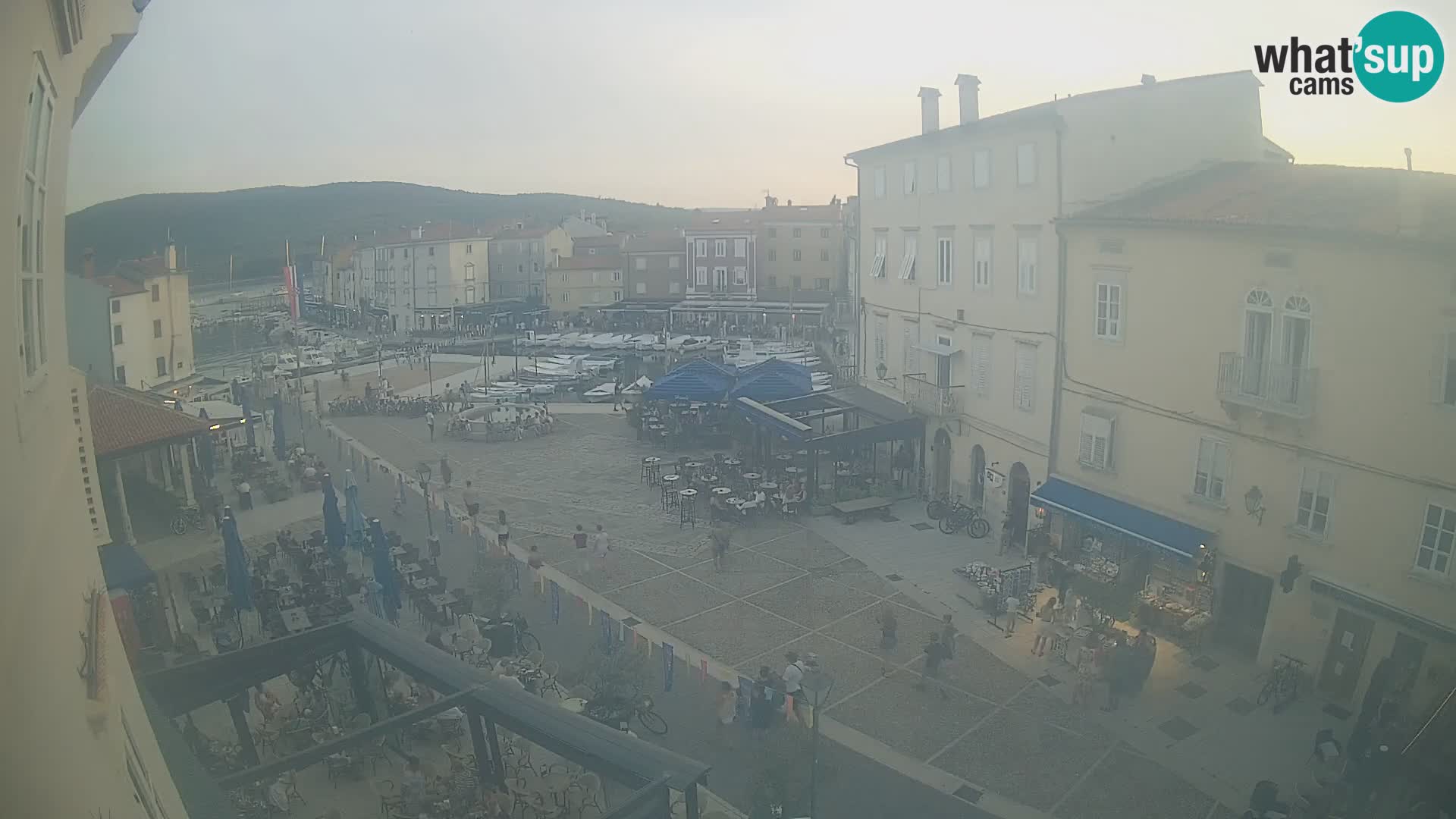 Web kamera Grad Cres – glavni trg i “mandrač” – otok Cres