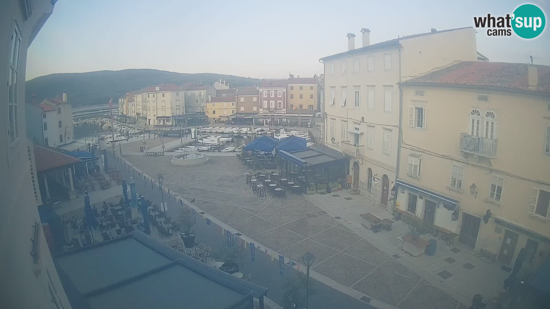 Web kamera Grad Cres – glavni trg i “mandrač” – otok Cres
