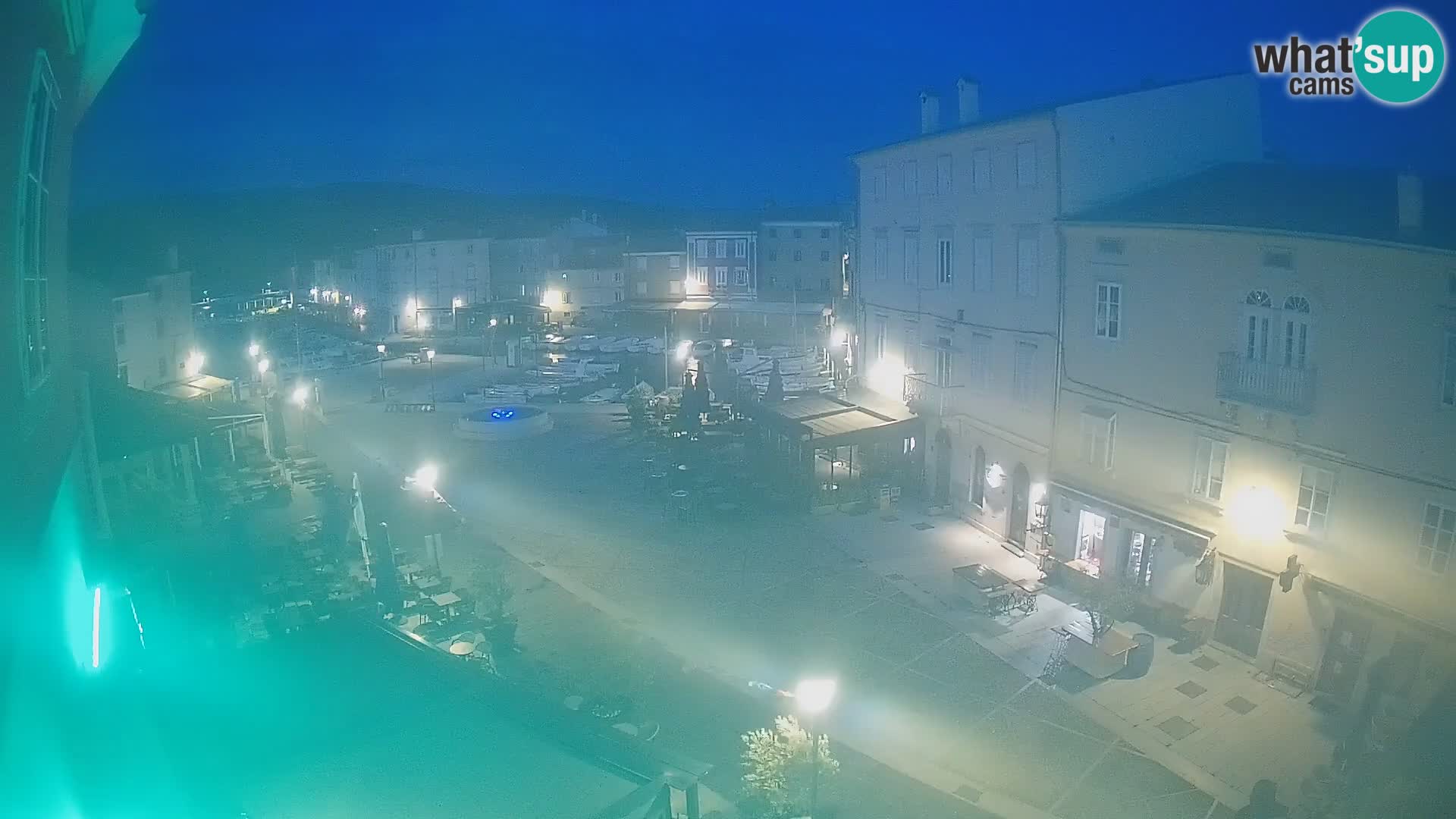Web kamera Grad Cres – glavni trg i “mandrač” – otok Cres