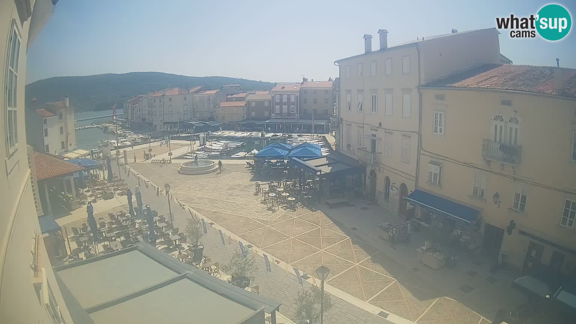 V ŽIVO spletna kamera Cres mesto – glavni trg in “mandrač” – otok Cres – Hrvaška