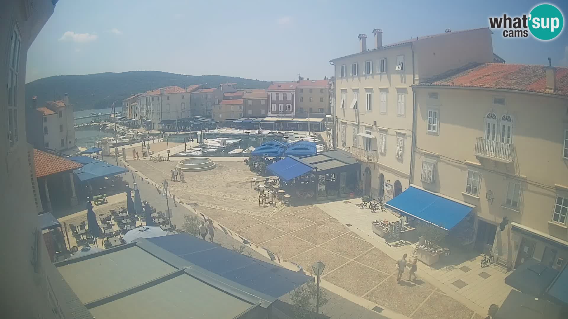 Web kamera Grad Cres – glavni trg i “mandrač” – otok Cres
