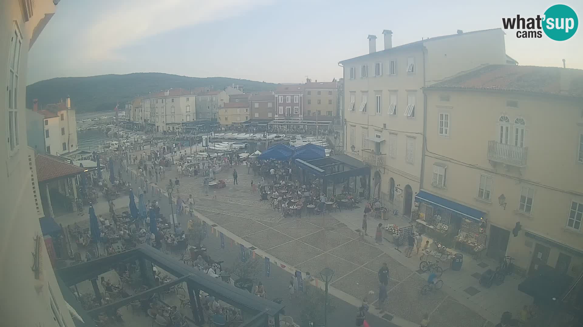 LIVE cam Cres city – place principale et “mandrač” – île de Cres – Croatie